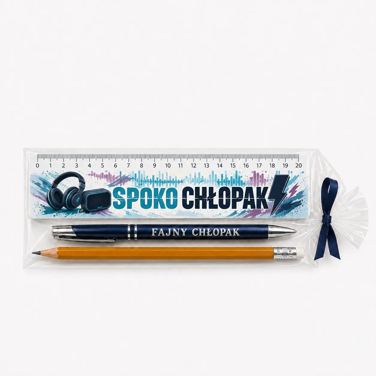 Zestaw: Linijka + Długopis z grawerem + Ołówek – prezent dla chłopaka – wzór Spoko Chłopak – #3418-CHK20