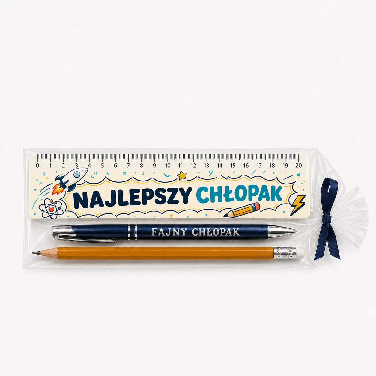 Zestaw: Linijka + Długopis z grawerem + Ołówek – prezent dla chłopaka – wzór Najlepszy Chłopak (rakieta) – #3418-CHK22